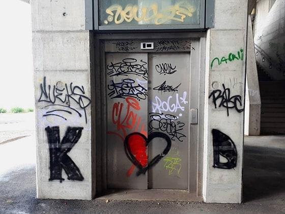 Graffitientfernung Fahrstuhl Vorher