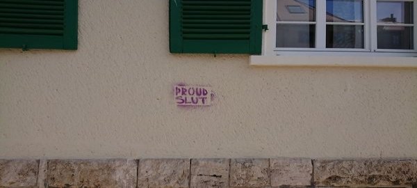 Hauswand Graffitientfernung Farbton Weimar vorher