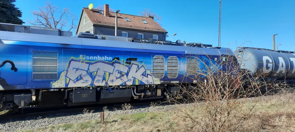 eine mit Graffiti beschmierte Lokomotive